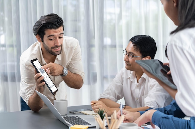 データアナリストとオフィスワーカーのチームが Bi ダッシュボード Prudent でコラボレーションしています
