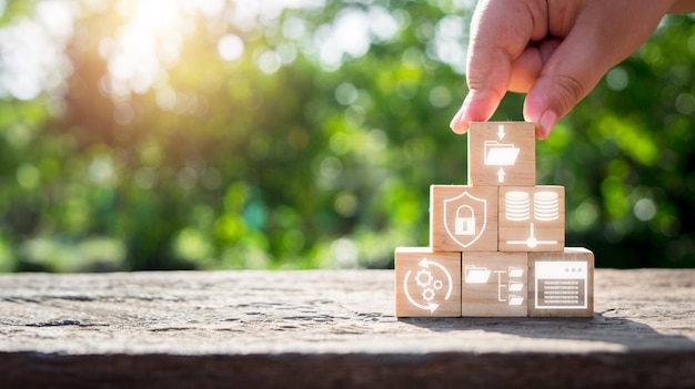 데이터 압축 개념: 가상 화면에 데이터 압축 아이콘을 가진 나무 블록을 손으로 들고 있는 남자 데이터 저장 보안 알고리즘 이진 코드 기술 과잉 암호화