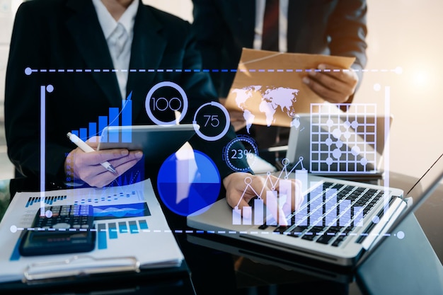 ビジネス分析コンセプトを備えたデータ管理システム ビジネス チームは仮想コンピューター上で主要業績評価指標とマーケティング分析のための情報を提供します。