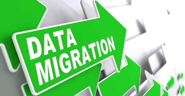 Data migratie. Groene pijlen op een grijze achtergrond geven de richting aan.