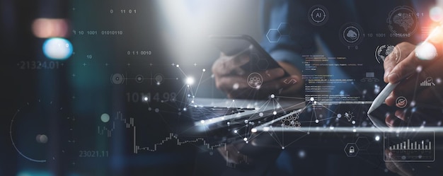 Информационная наука Бизнес и искусственный интеллект ИИ Цифровые технологии Программный инженер, работающий на цифровом планшете с компьютерным кодом и большими данными Глобальная разработка программного обеспечения интернет-сети