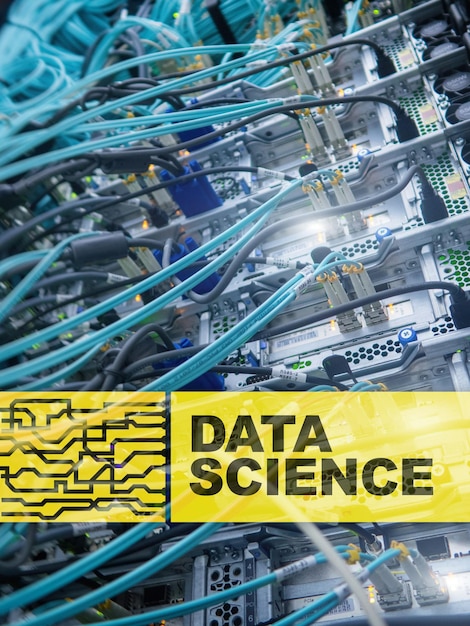 Наука о данных, бизнес-интернет и технологическая концепция на фоне серверной комнаты