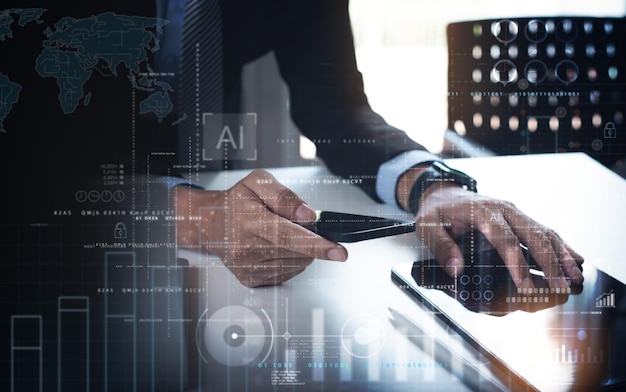 นักวิทยาศาสตร์ข้อมูล โปรแกรมเมอร์ชายใช้คอมพิวเตอร์แท็บเล็ตดิจิทัลวิเคราะห์และพัฒนาซอฟต์แวร์บนหน้าจออินเทอร์เฟซเสมือนจริงแห่งอนาคต อัลกอริทึม การตลาดดิจิทัล การวิเคราะห์และการจัดการข้อมูลขนาดใหญ่