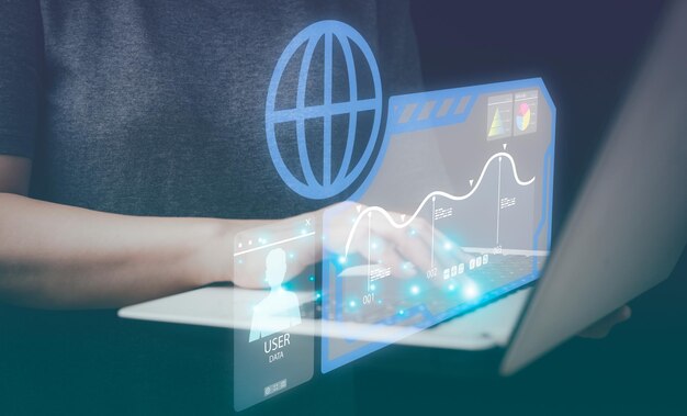 数据科学家 人类程序员使用笔记本电脑分析和开发在未来虚拟界面屏幕上的各种信息 算法营销和人工智能的深度学习
