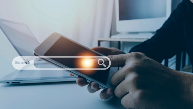 数据搜索技术 搜索引擎优化 人的手正在使用计算机键盘来搜索信息 使用搜索控制台与您的网站