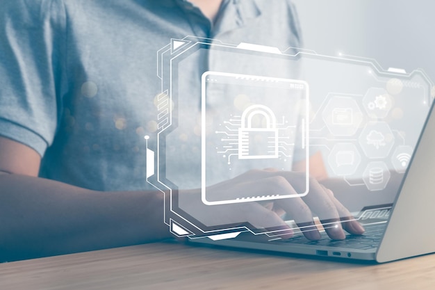 データ セキュリティ システムのコンセプト ビジネスマンは、セキュリティ アイコン画面でラップトップを使用します。革新技術クラウド コンピューティング インターネット ネットワーク通信