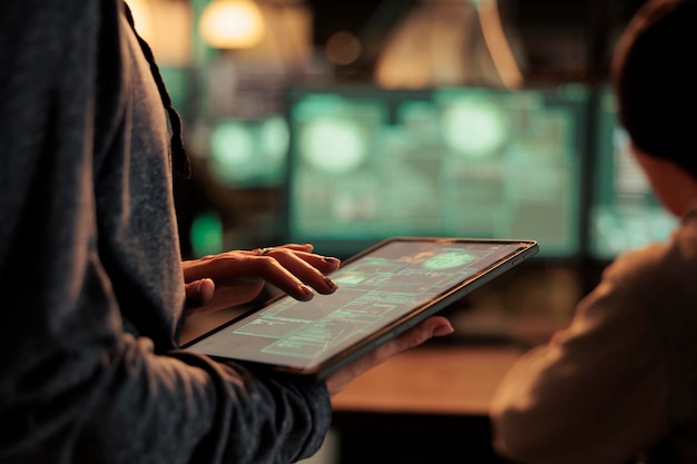 非法访问数据库,黑客在数字平板电脑上使用间软件,破解计算机系统的密码. 网络攻击,互联网盗窃取财务数据,入侵在线服务器