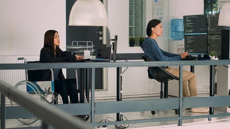 Photo 신체 장애가 있는 데이터베이스 프로그래머가 컴퓨터 화면에 코드를 작성하고 인공 지능 알고리즘을 코딩합니다. 터미널 창에 손상 프로그래밍 데이터베이스가 있는 엔지니어입니다.