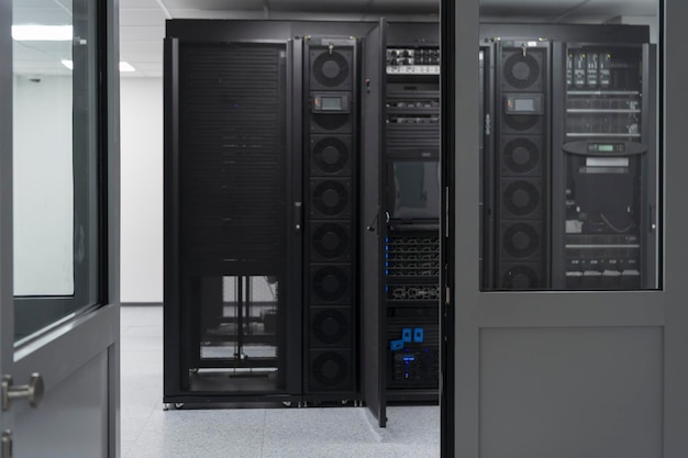 Datacenter met meerdere rijen volledig operationele serverracks. Moderne telecommunicatie, cloud computing, kunstmatige intelligentie, database, supercomputertechnologieconcept. Hoge kwaliteit foto