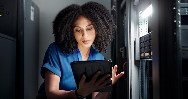 Datacentrum en tablettechnicus programmering software update of systeem netwerk onderhoud Technologie serverkamer of vrouw op database voor informatie cybersecurity of code voor cloud computing