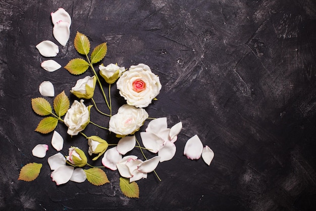 Dataails of roses - цветы ручной работы из фоамирана с копией пространства, вид сверху