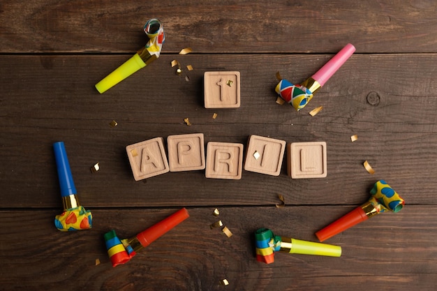 날짜 4월 1일 만우절을 위한 창의적인 개념 4월 1일 나무 글자 및 축제 장식 o