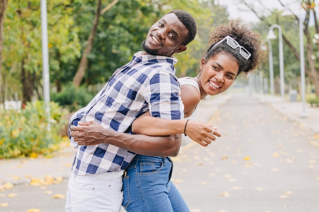 데이트 커플 남자와 여자 발렌타인 데이 아프리카 흑인 연인 공원 야외 여름 시즌