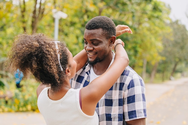 Foto appuntamento coppia uomo e donna giorno di san valentino amante nero africano al parco all'aperto stagione estiva