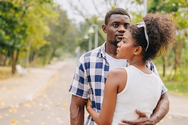 Foto appuntamento coppia uomo e donna giorno di san valentino amante nero africano al parco all'aperto stagione estiva