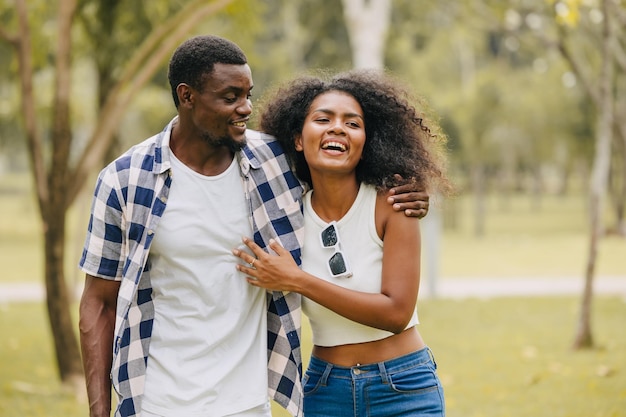 Foto appuntamento coppia uomo e donna giorno di san valentino amante nero africano al parco all'aperto stagione estiva