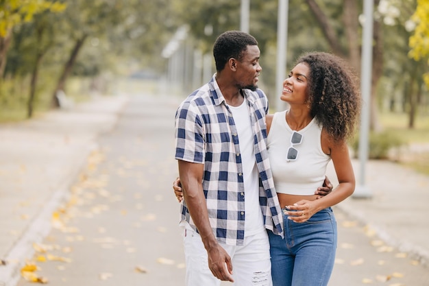 Foto appuntamento coppia uomo e donna giorno di san valentino amante nero africano al parco all'aperto stagione estiva