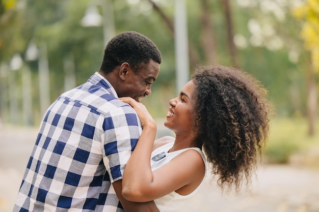 Foto appuntamento coppia uomo e donna giorno di san valentino amante nero africano al parco all'aperto stagione estiva