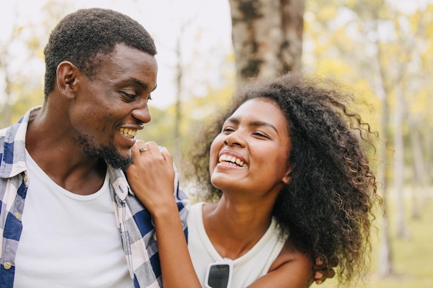 Foto appuntamento coppia uomo e donna giorno di san valentino amante nero africano al parco all'aperto stagione estiva