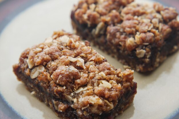 Foto date fruit chocoladereep op een bord op tafel