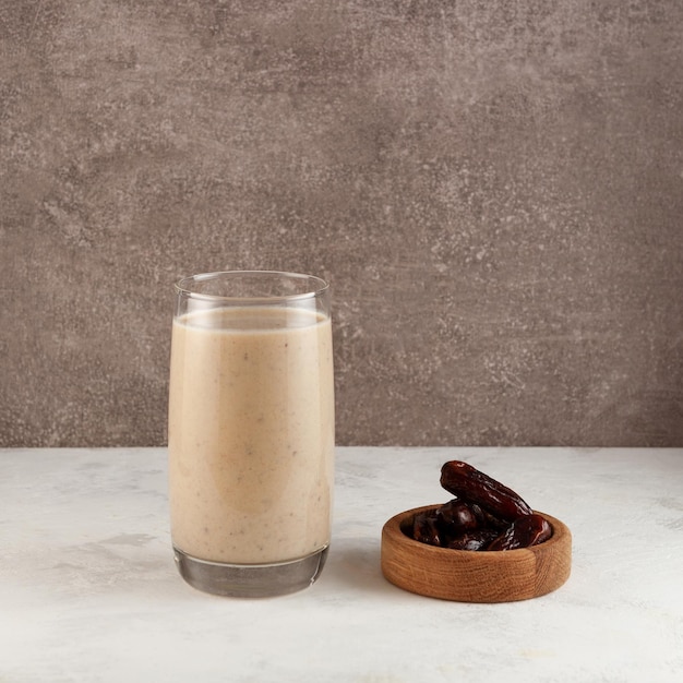 Foto latte di datteri o bevanda hushaf milkshake con datteri o frutti di palma frullato proteico energetico