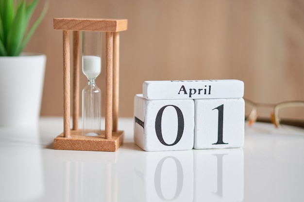 写真 白い木製の立方体の日付-4月1日の最初の白いテーブル。