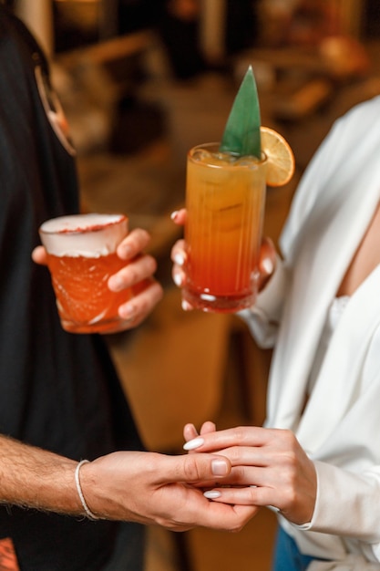 Foto appuntamento in un ristorante tra le mani di un uomo e una donna a una cena romantica a lume di candela