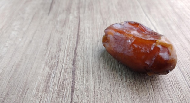 Daten fruit op houten tafel bovenbeeld met kopieerruimte