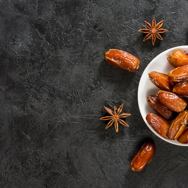 Photo dates fruit on plate with anise