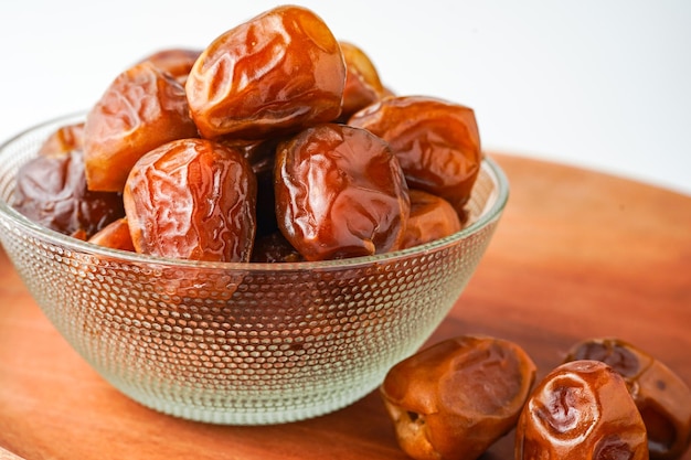 白い背景に隔離されたボウルで果実の糖 (kurma sugar) またはクルマ糖