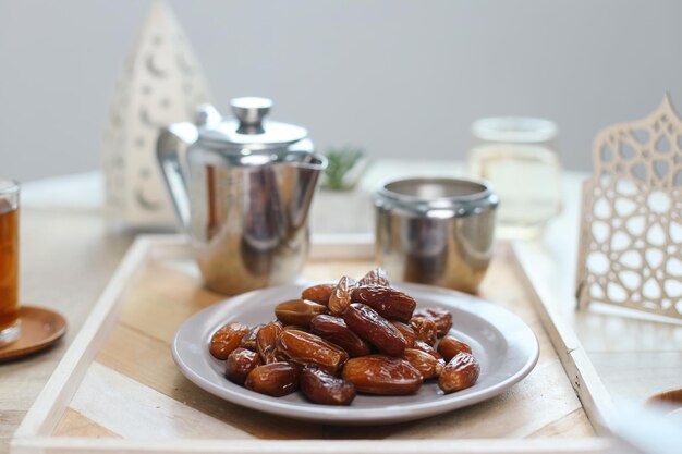 Photo dates fruits and hot tea food to break fast during holy month of ramadan