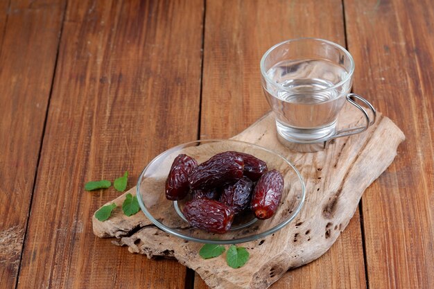 날짜 및 물 복사 공간 유리 Iftar 식품 개념