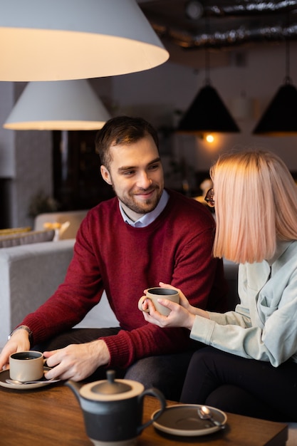 Concetto di incontri giovani coppie amorose romantiche felici che bevono tè al caffè