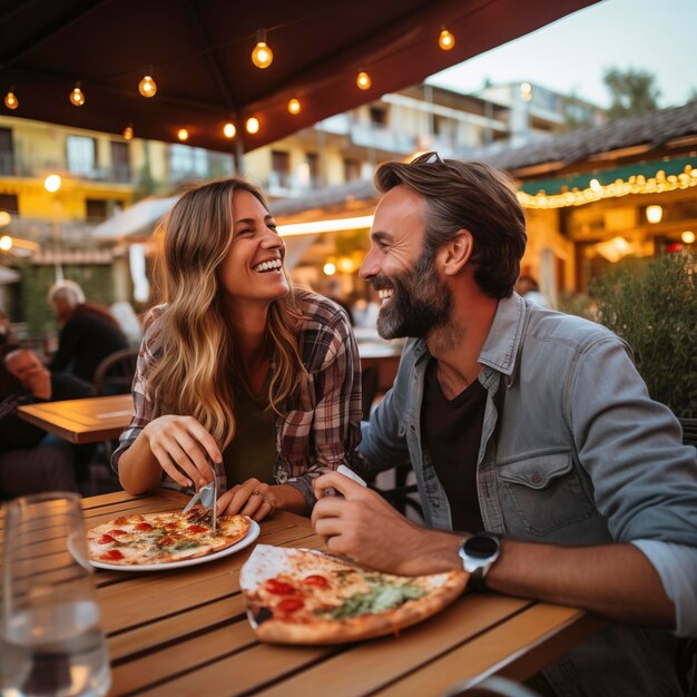 Dating in een pizzeria Een knap glimlachend stel dat van pizza geniet en samen plezier heeft Consumentisme levensstijl concept Toerist op vakantie in Italië geniet van vrijetijdsactiviteiten eten gezond eten