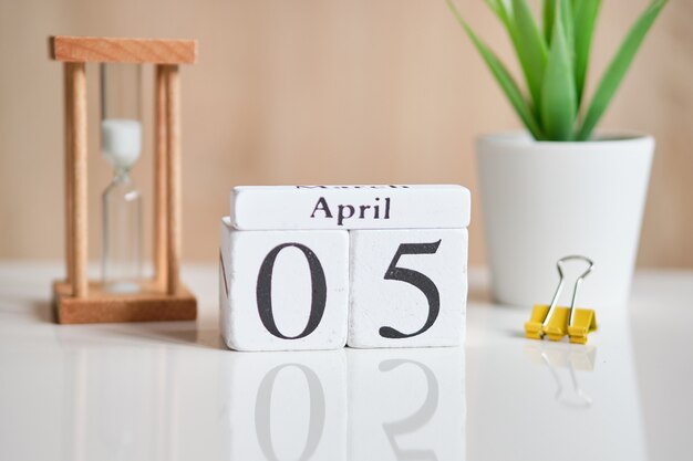 Datum op witte houten blokjes - de vijfde, 05 april op een witte tafel.