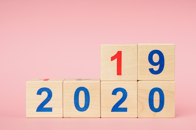 Datum van 2019 tot 2020 op houten kubuskalender. Nieuwjaar concept