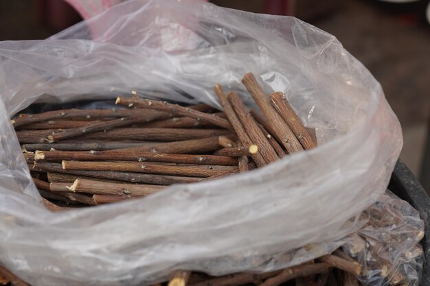 Datun wordt gebruikt voor een kleine tak van neem of een andere Indiase lokale struik van bomen