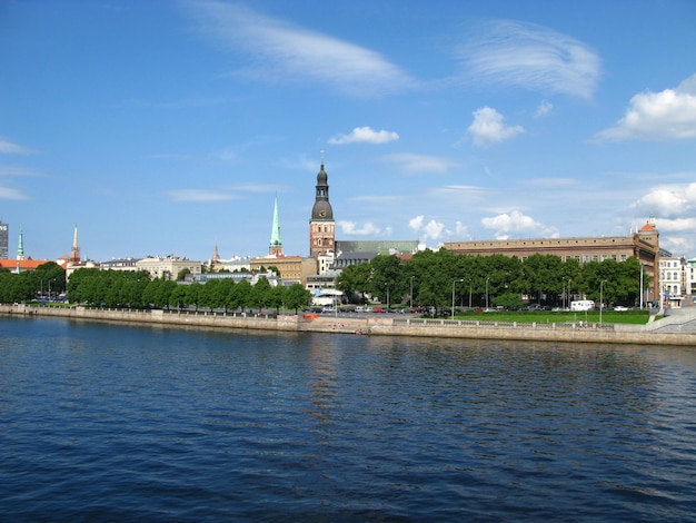 Fiume daugava la vista sulla città di riga in lettonia