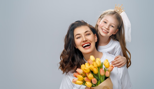 Фото Дочь и мать с букетом цветов