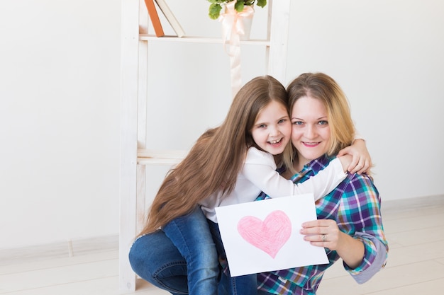 Foto la figlia si congratula con la madre e dà la sua cartolina