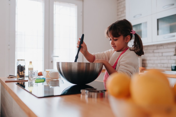 Photo daughter cooking a chocolate dessert to give to her mother for mother's day
