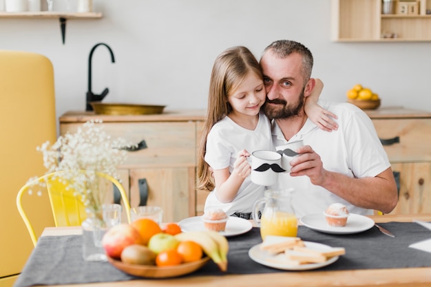 Figlia e papà a colazione il giorno del papà