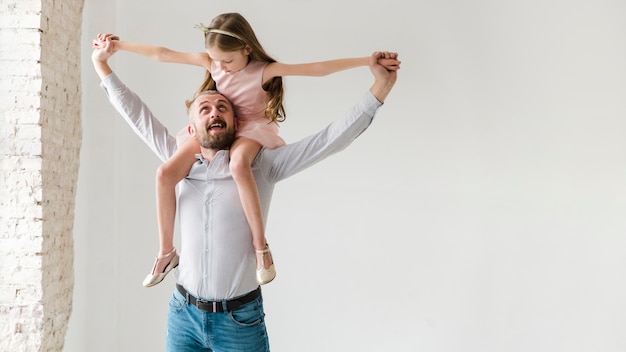 Foto figlia e papà il giorno del padre