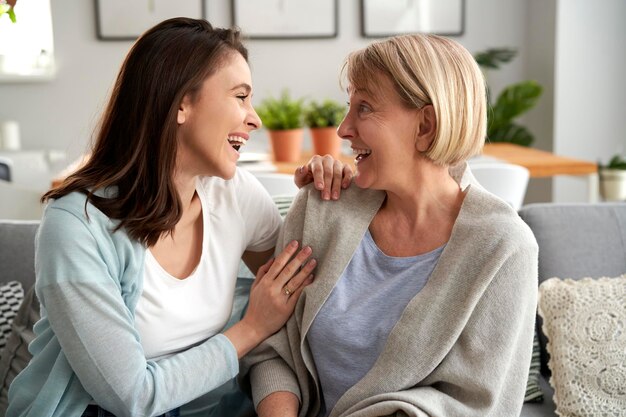 Photo daughter embracing mother at home