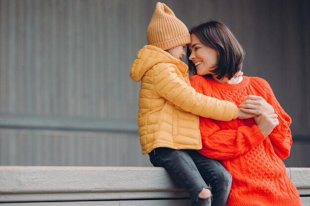 Photo daughter embracing mother