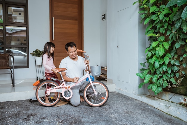 Дочь и отец держат велосипеды после завершения сборки