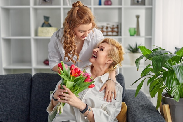 写真 興奮した母親に花を贈る娘