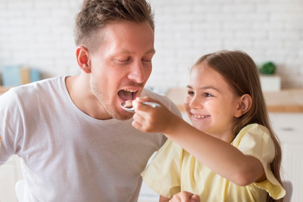 Photo daughter giving food to father