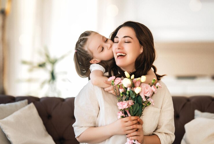 Photo daughter giving mother bouquet of flowers