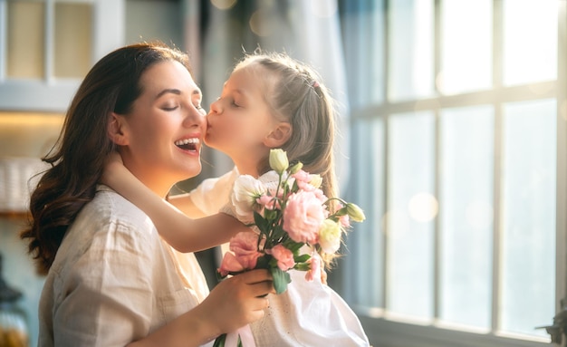 写真 母の日に母親に花束を渡す娘